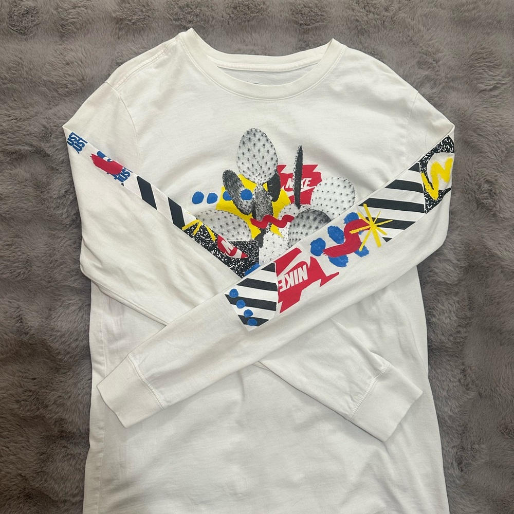 NIKE TEE GRAPHIC CACTUS JDI [BV7567
100] LONG SLEEVE SHIRT WHITE TRAILS
SZ M